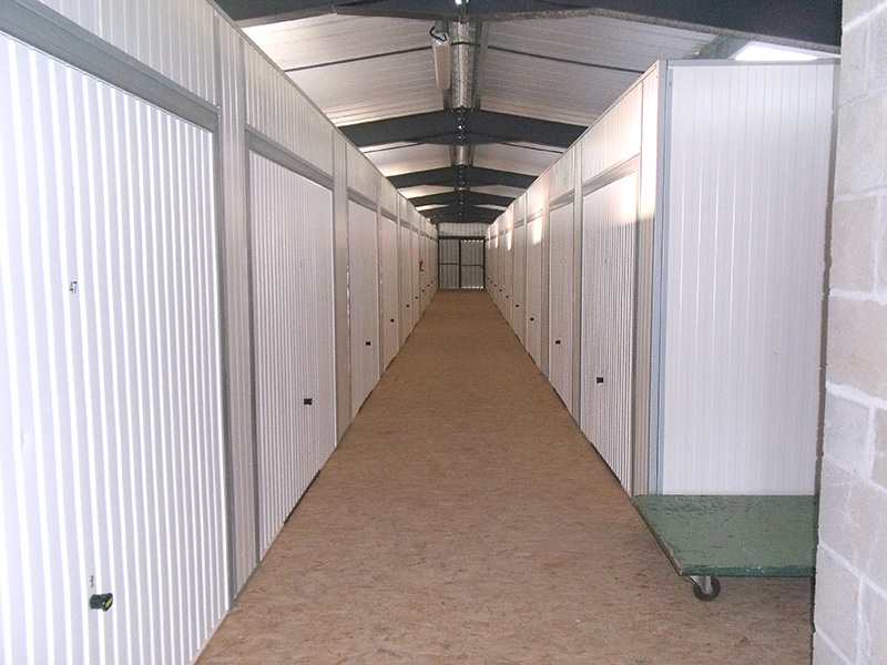 Box à louer à Royan dans un bâtiment lumineux et ventilé